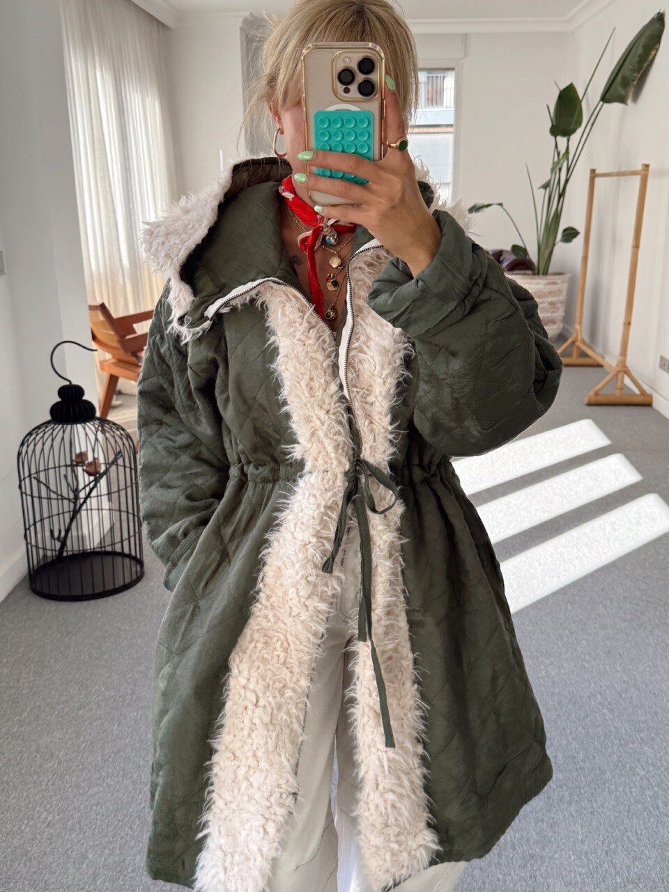 YEŞİL KÜRK DETAYLI İTHAL İNCE PARKA