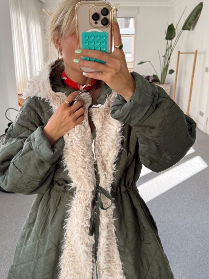 YEŞİL KÜRK DETAYLI İTHAL İNCE PARKA