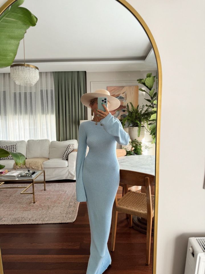 MAVİ SIRT DEKOLTELİ ÖRME MAXI ELBİSE