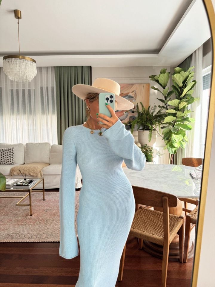 MAVİ SIRT DEKOLTELİ ÖRME MAXI ELBİSE