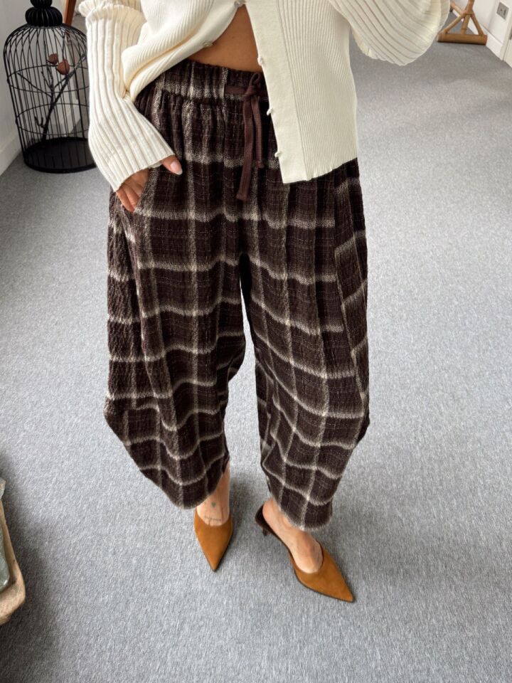 KAHVE EKOSE BAĞCIKLI PANTOLON