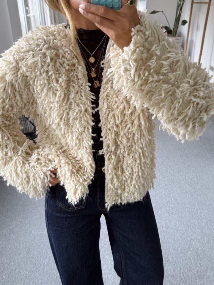 KREM PÜSKÜLLÜ HIRKA