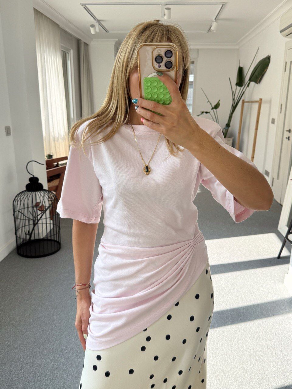 PUDRA YAN BÜZGÜ DETAY VATKALI BLUZ