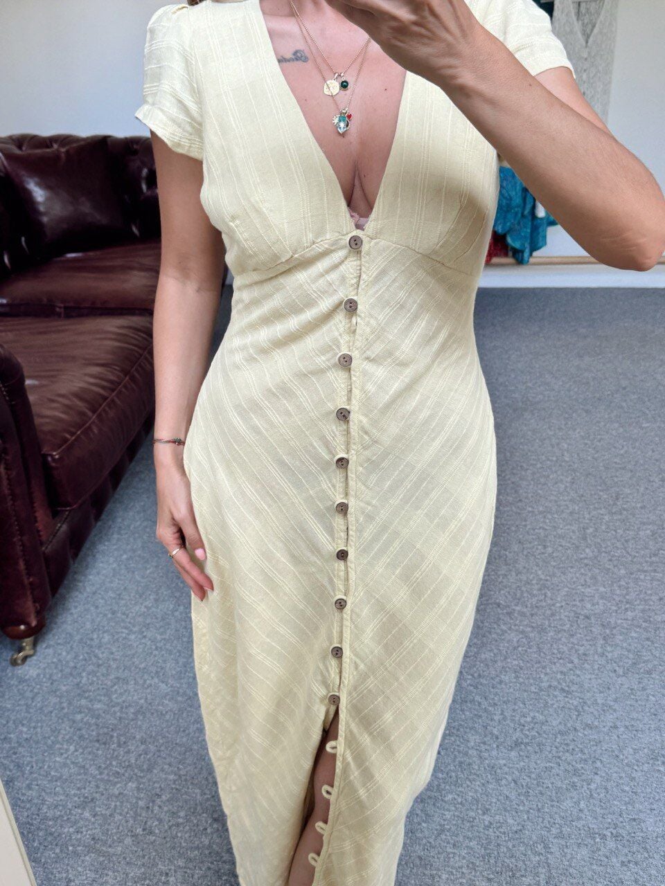 DOKULU KUMAŞ SARI İTHAL MİDİ ELBİSE