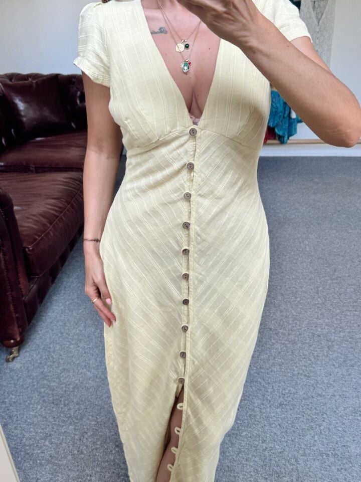 DOKULU KUMAŞ SARI İTHAL MİDİ ELBİSE