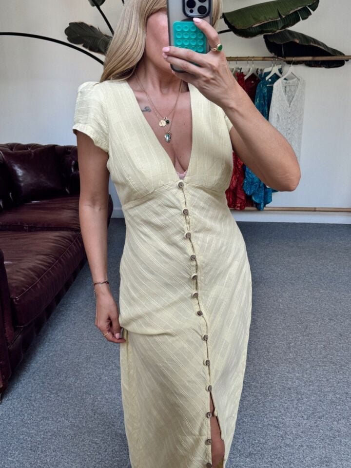 DOKULU KUMAŞ SARI İTHAL MİDİ ELBİSE