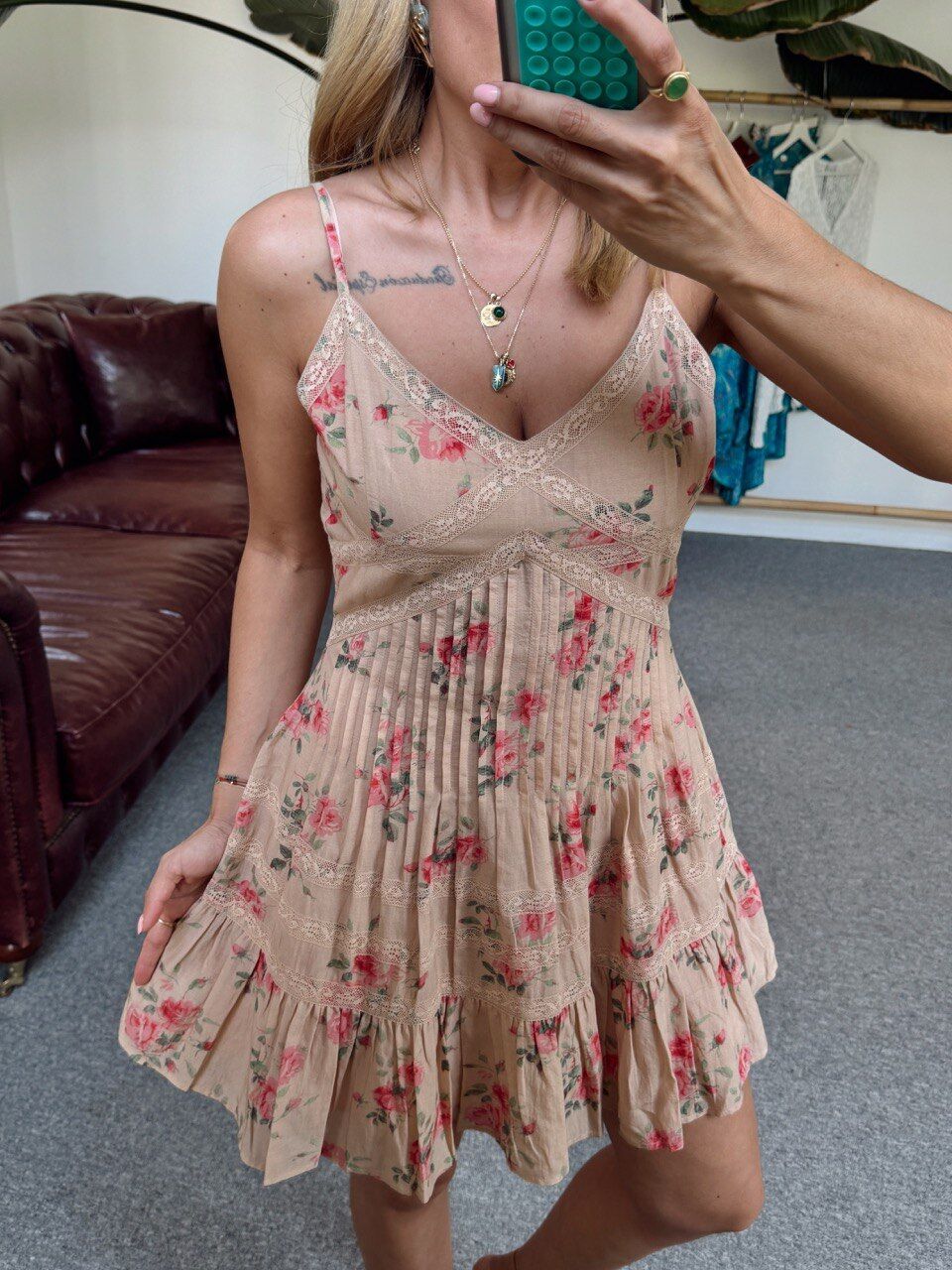 TAŞ RENGİ NERVÜRLÜ ÇİÇEK DESEN İTHAL ELBİSE