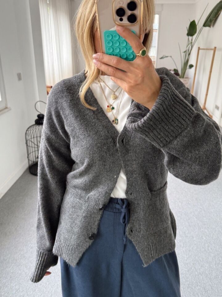 GRİ DÜĞMELİ V YAKA HIRKA