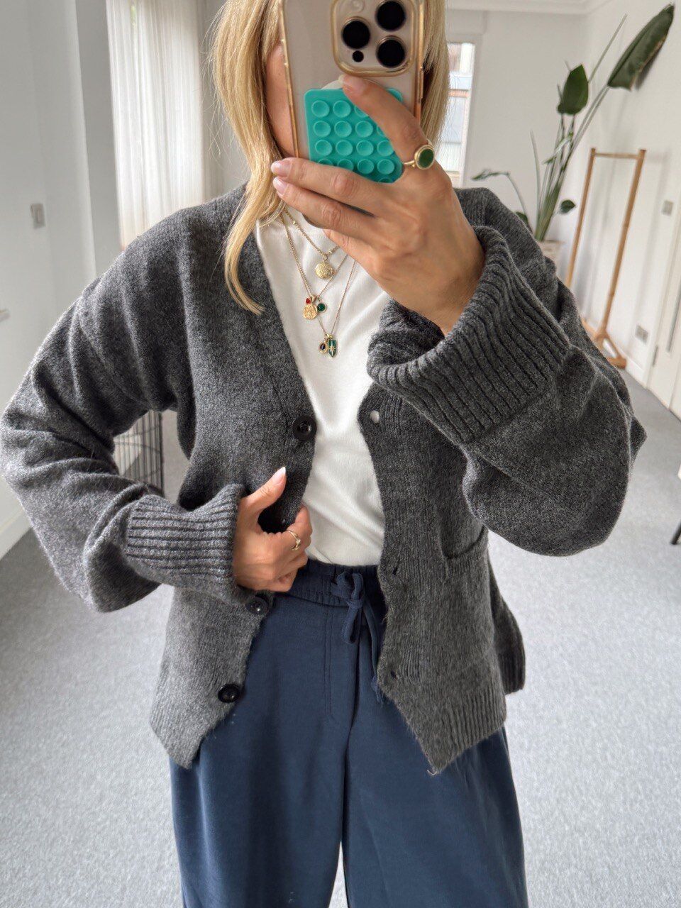 GRİ DÜĞMELİ V YAKA HIRKA