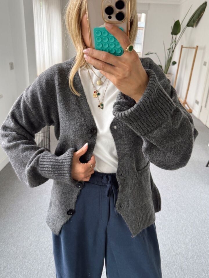 GRİ DÜĞMELİ V YAKA HIRKA