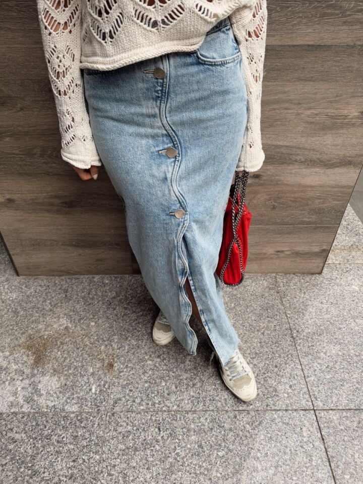 YÜKSEK BEL YIRTMAÇ DETAY DENIM ETEK