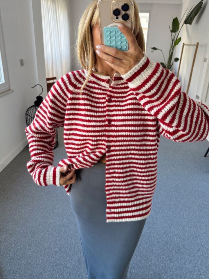 KIRMIZI ÇİZGİLİ TRİKO HIRKA