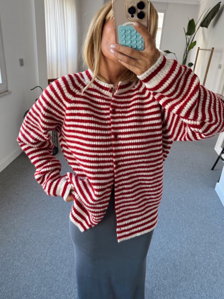 KIRMIZI ÇİZGİLİ TRİKO HIRKA