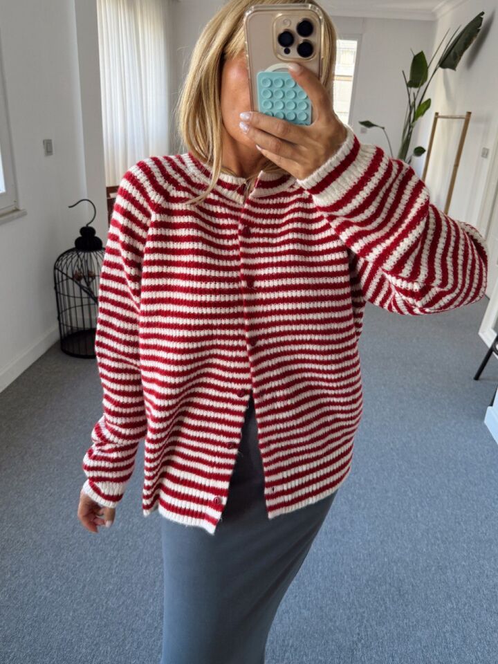 KIRMIZI ÇİZGİLİ TRİKO HIRKA