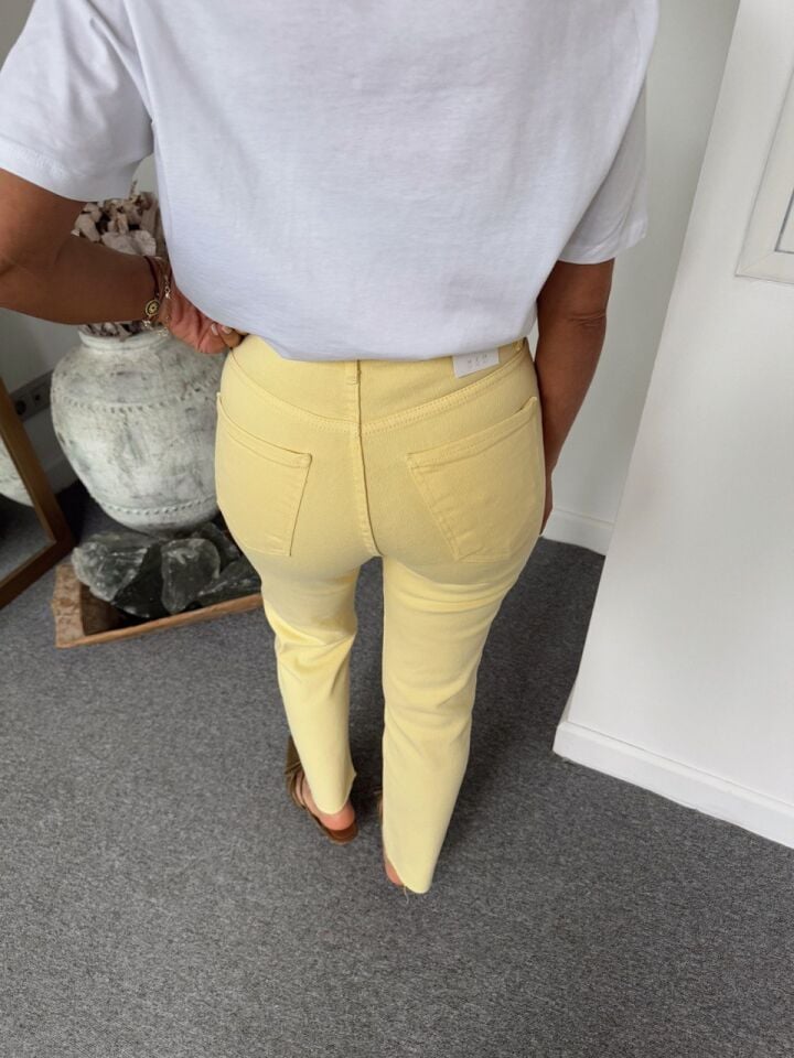 SARI BOYFIT PAÇASI KESİK JEAN