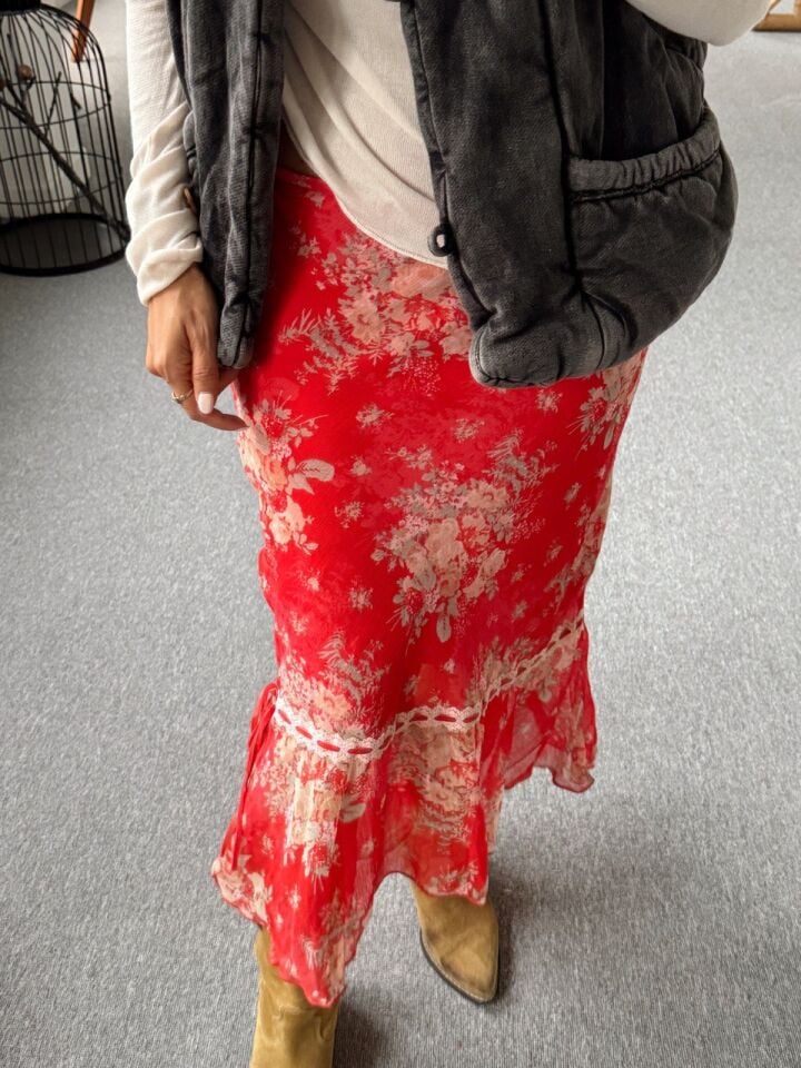 KIRMIZI ÇİÇEKLİ ŞİFON MİDİ İTHAL ETEK