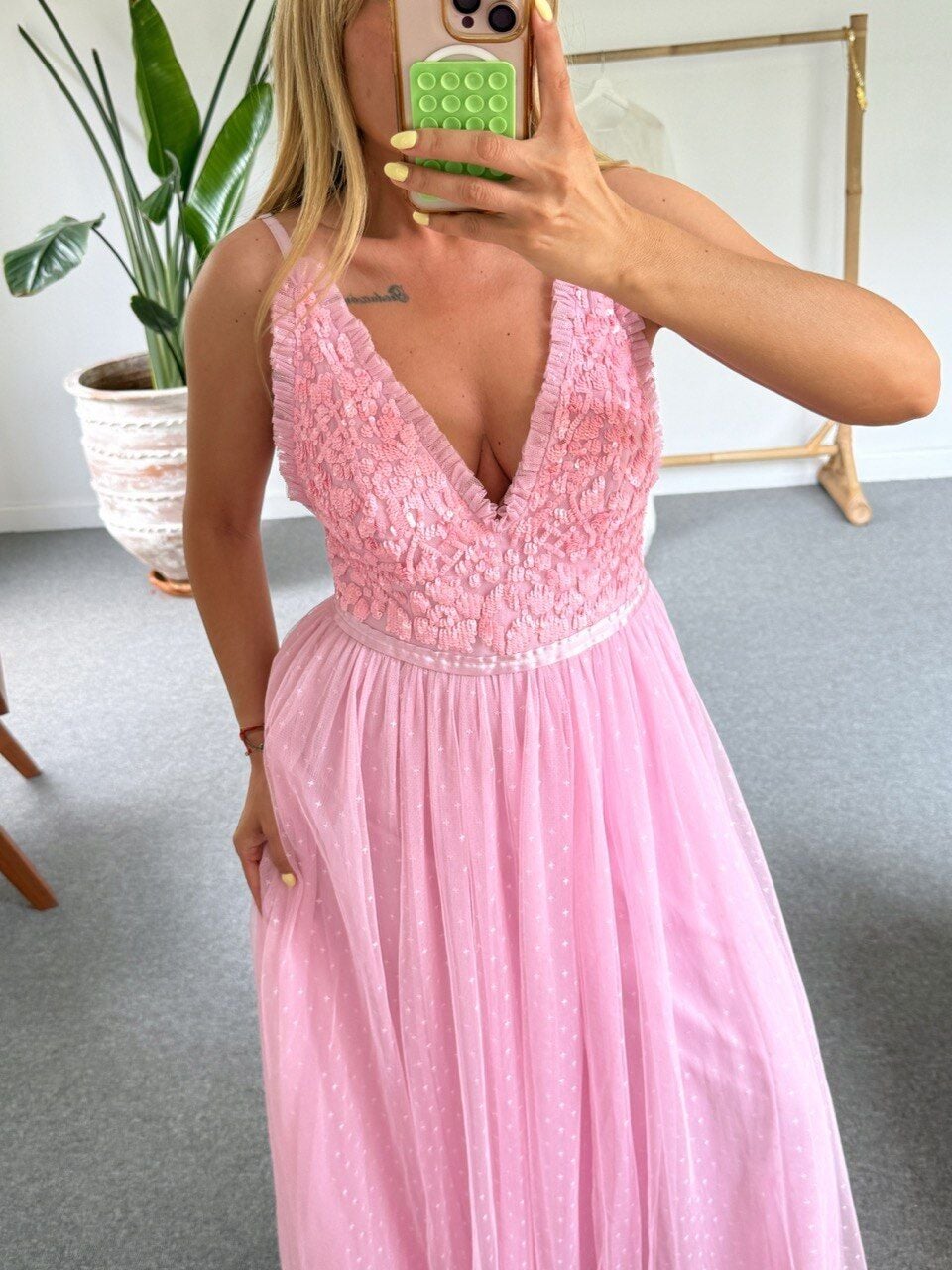 PEMBE PAYETLİ MAXİ TÜL İTHAL ELBİSE