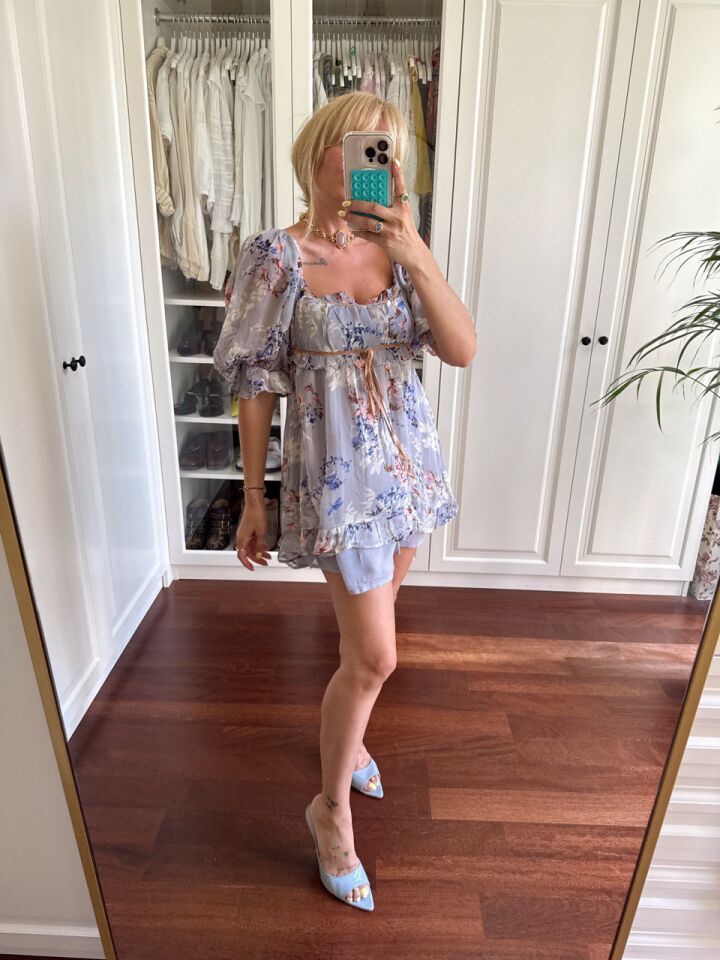 MAVİ ŞİFON ÇİÇEKLİ MİNİ İTHAL ELBİSE