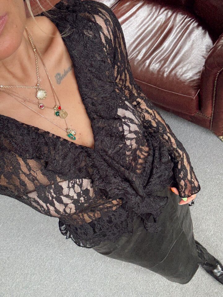 SİYAH FIRFIRLI DANTEL BLUZ L