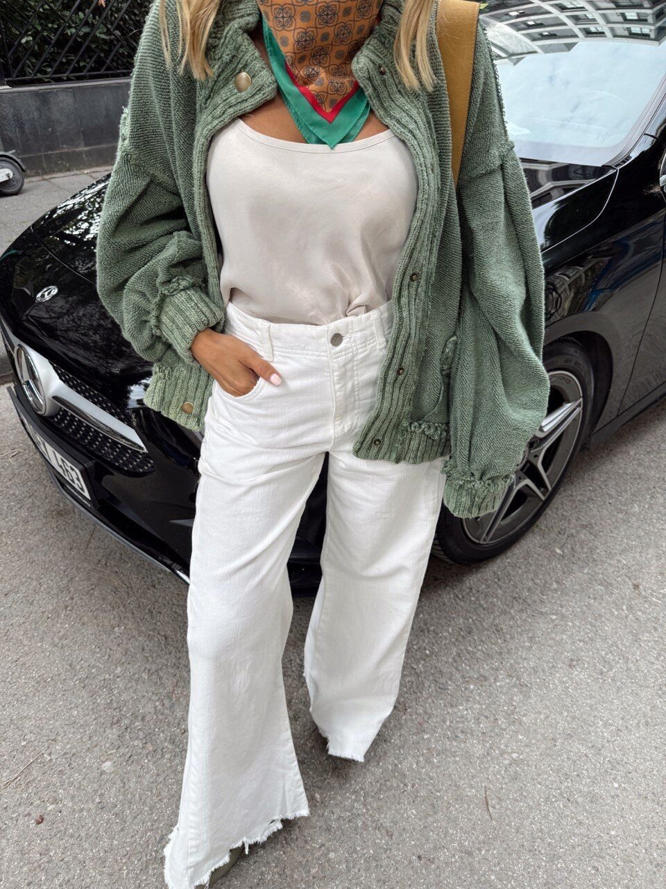 BEYAZ PAÇASI KESİK RAHAT KESİM JEAN