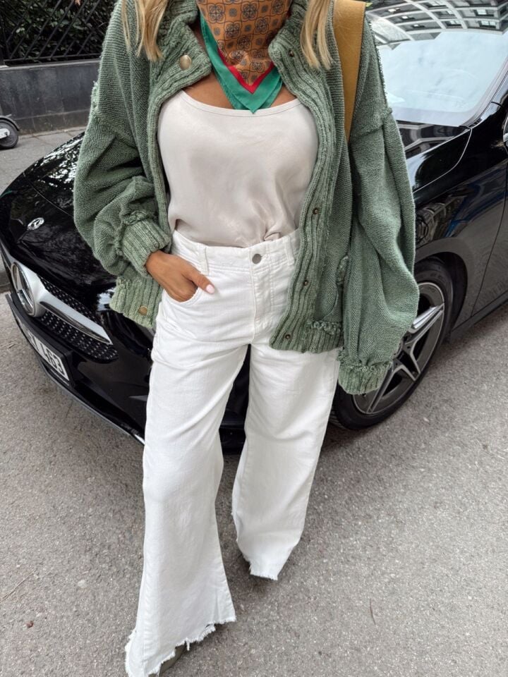 BEYAZ PAÇASI KESİK RAHAT KESİM JEAN