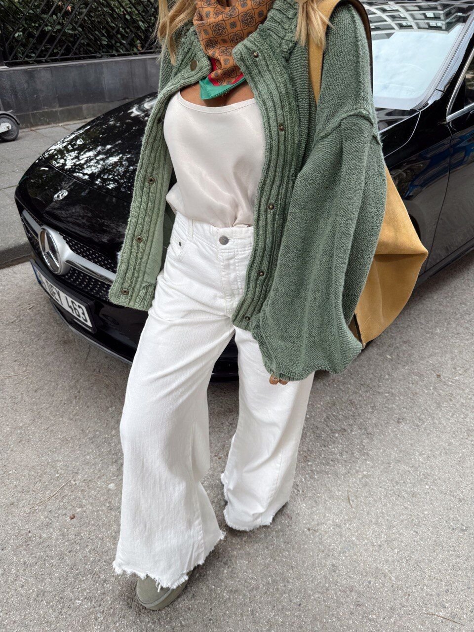 BEYAZ PAÇASI KESİK RAHAT KESİM JEAN