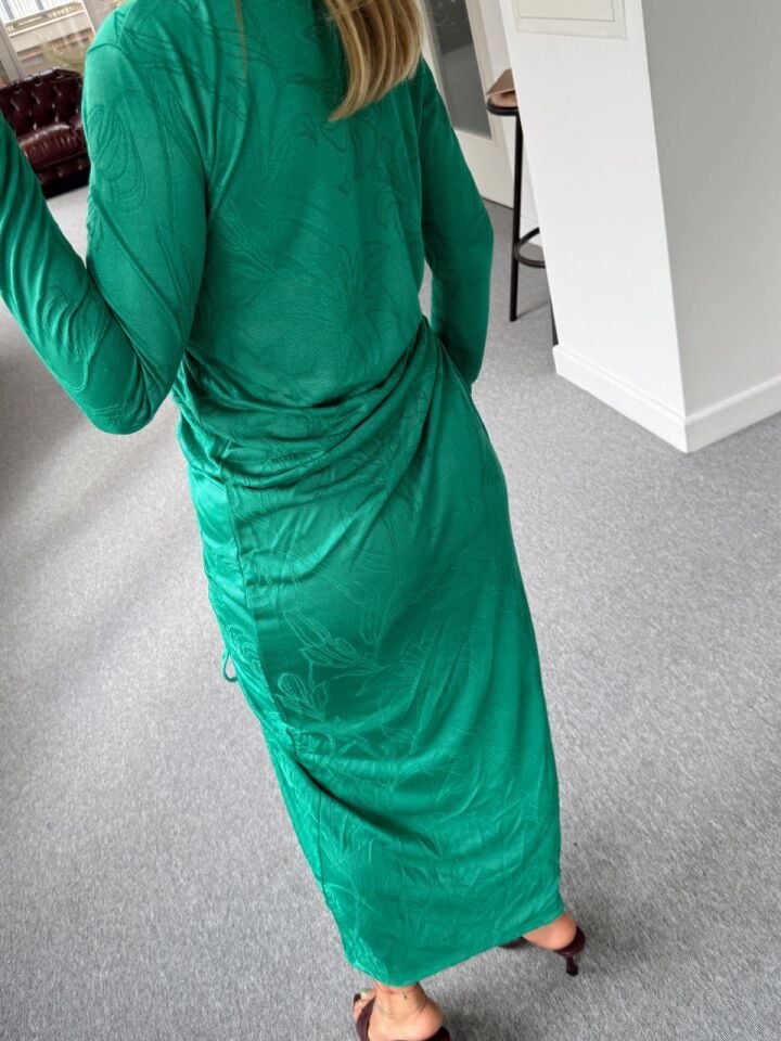 YEŞİL BEL DEKOLTELİ JAKARLI ELBİSE