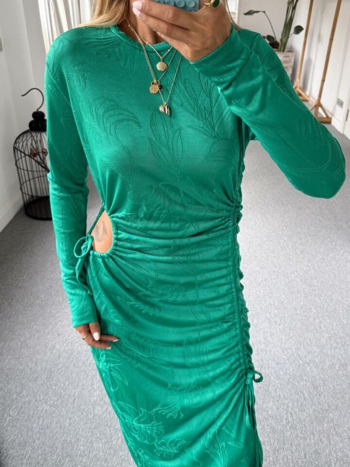 YEŞİL BEL DEKOLTELİ JAKARLI ELBİSE