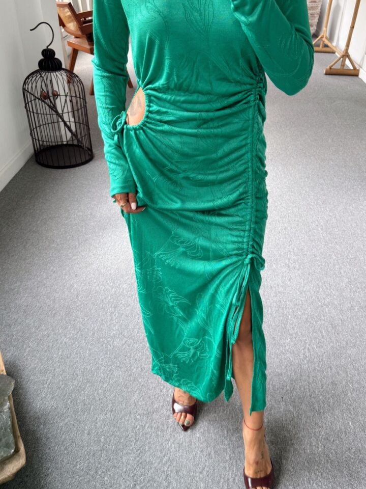 YEŞİL BEL DEKOLTELİ JAKARLI ELBİSE