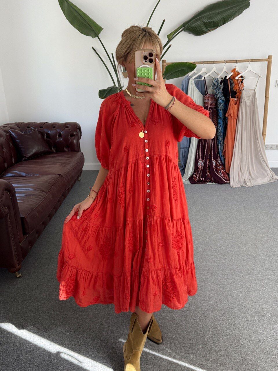 MERCAN RENGİ İŞLEMELİ KOL DETAY ELBİSE