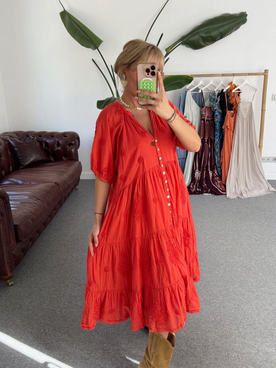 MERCAN RENGİ İŞLEMELİ KOL DETAY İTHAL ELBİSE