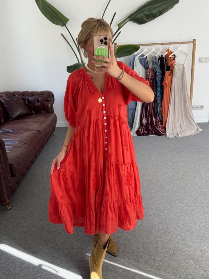 MERCAN RENGİ İŞLEMELİ KOL DETAY ELBİSE