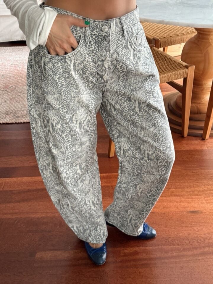 YILAN DERİSİ DESENLİ BARREL JEAN