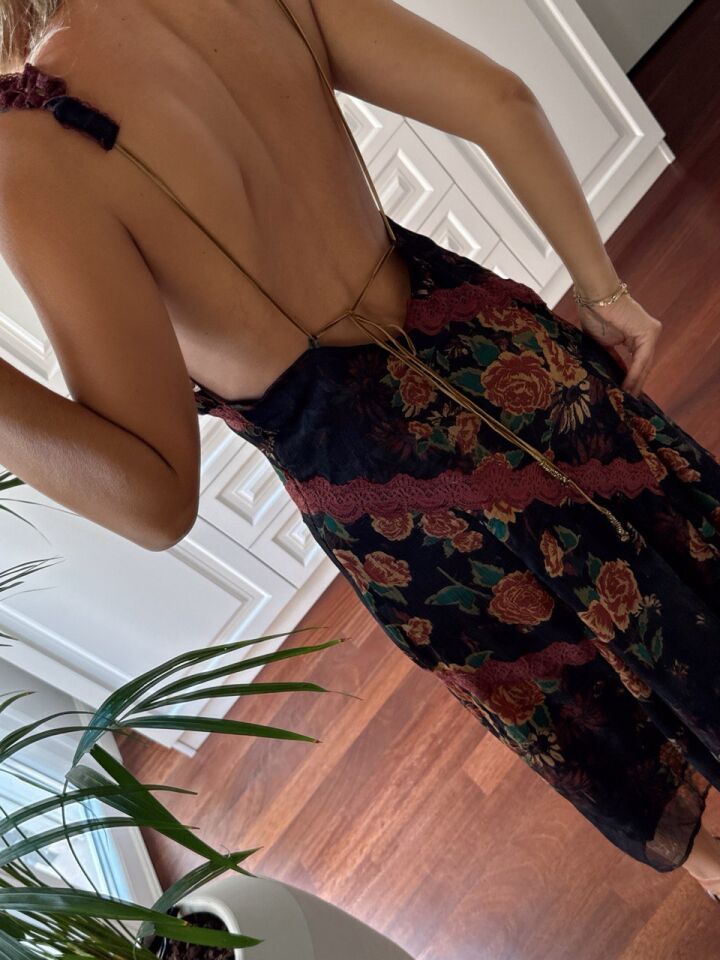 SİYAH ÇİÇEK DESEN DANTEL DETAY İTHAL ELBİSE