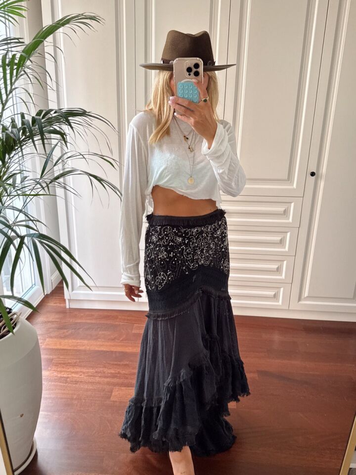 SİYAH TAŞ DETAY VOLANLI ASİMETRİK İTHAL ETEK