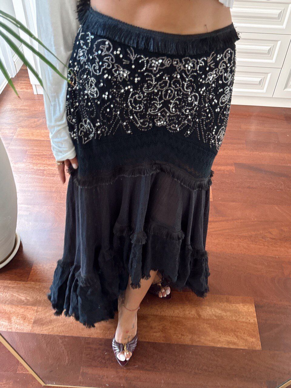 SİYAH TAŞ DETAY VOLANLI ASİMETRİK İTHAL ETEK