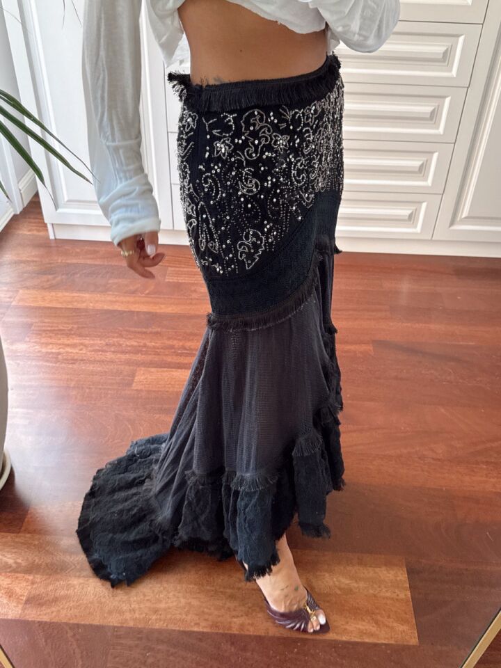 SİYAH TAŞ DETAY VOLANLI ASİMETRİK İTHAL ETEK