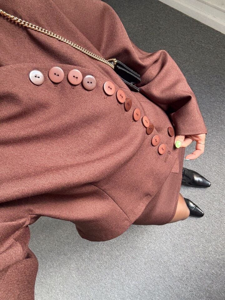 KAHVERENGİ DÜĞME TASARIM CEKET ETEK TAKIM