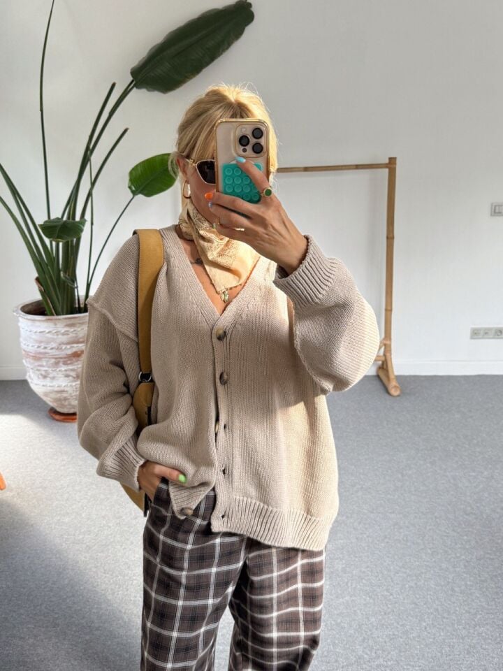 VİZON V YAKA DÜĞMELİ HIRKA