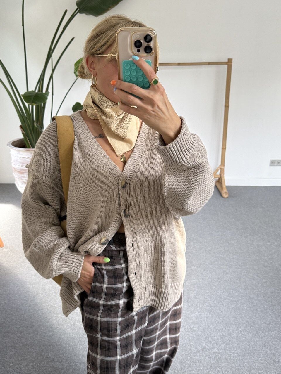 VİZON V YAKA DÜĞMELİ HIRKA