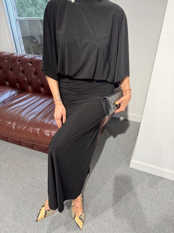 SİYAH YARASA KOL DRAPELİ ELBİSE