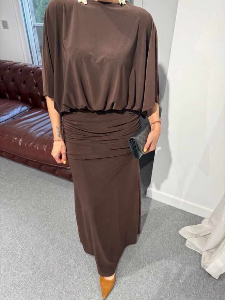 KAHVE YARASA KOL DRAPELİ ELBİSE