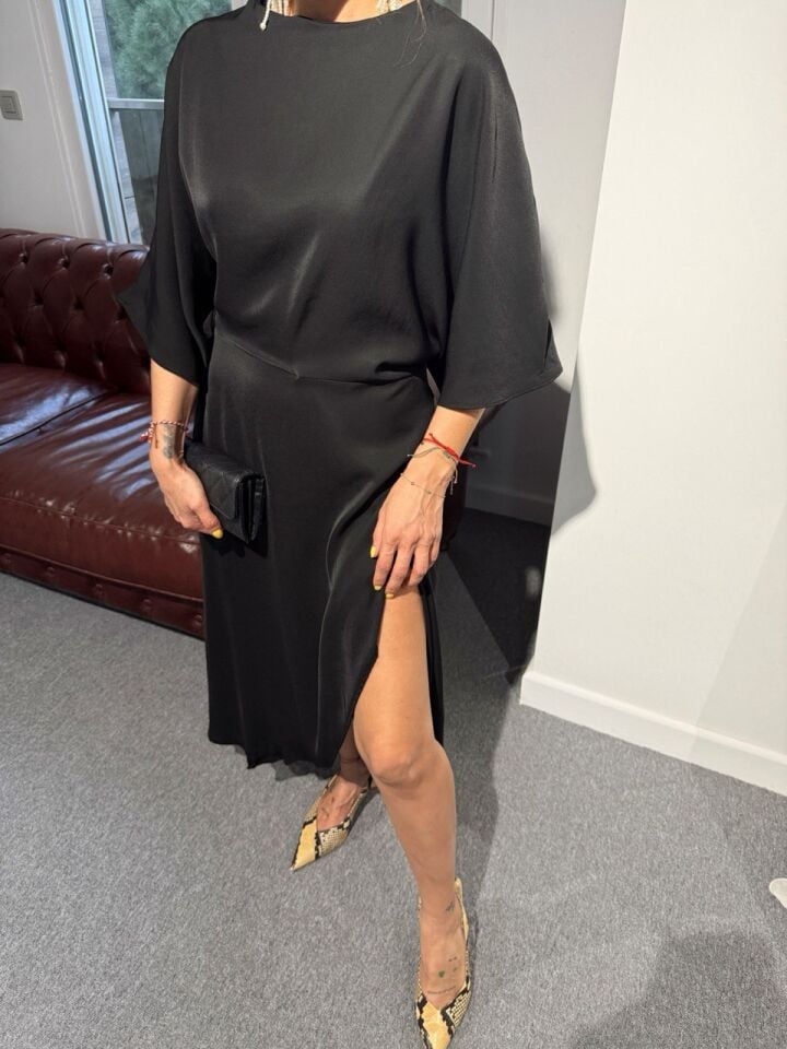 SİYAH YIRTMAÇLI YARASA KOL MAXİ ELBİSE