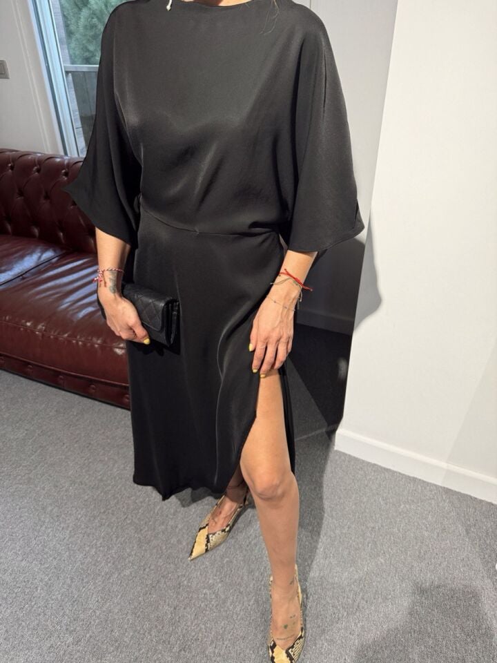 SİYAH YIRTMAÇLI YARASA KOL MAXİ ELBİSE