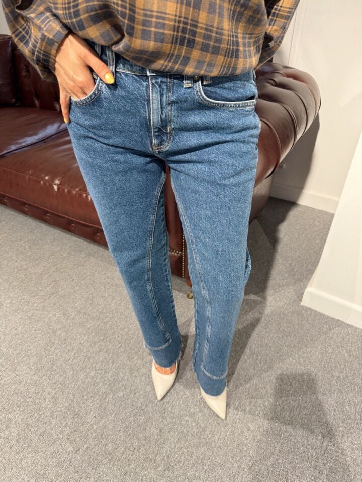 KOYU MAVİ YIKAMALI PAÇA DETAY ARA BEL JEAN