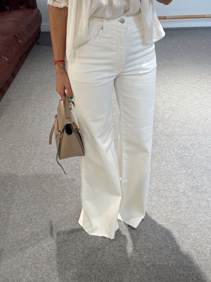 BEYAZ PAÇASI KESİK JEAN PANTOLON