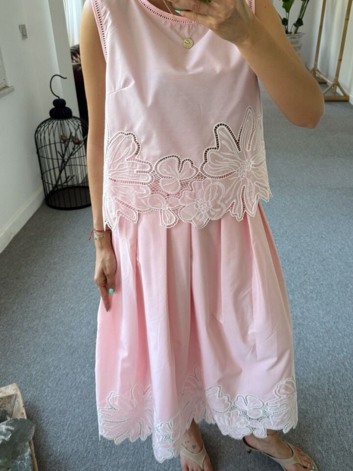 PEMBE GÜPÜRLÜ KOLSUZ BLUZ ETEK İTHAL TAKIM