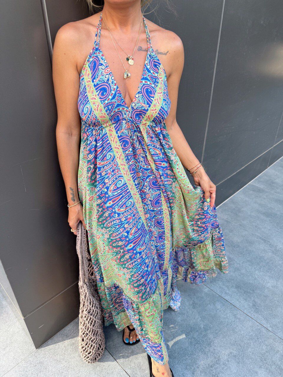 MAVİ - YEŞİL DESENLİ SIRT DEKOLTELİ İTHAL ELBİSE