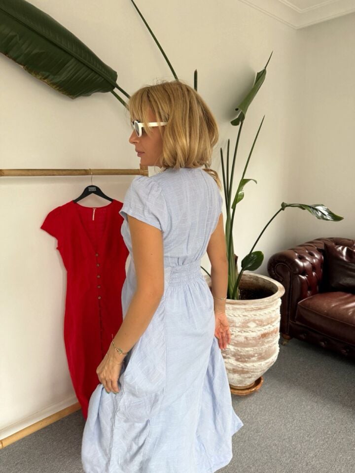 DOKULU KUMAŞ MAVİ İTHAL MİDİ ELBİSE