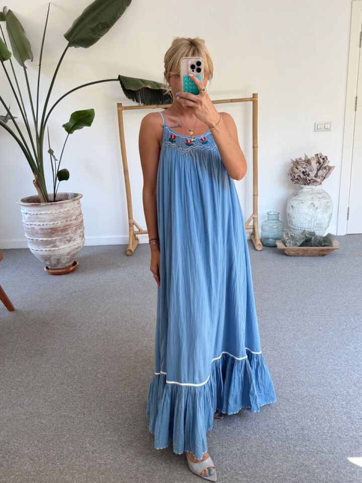 MAVİ ÇİÇEK İŞLEMELİ ASKILI İTHAL ELBİSE